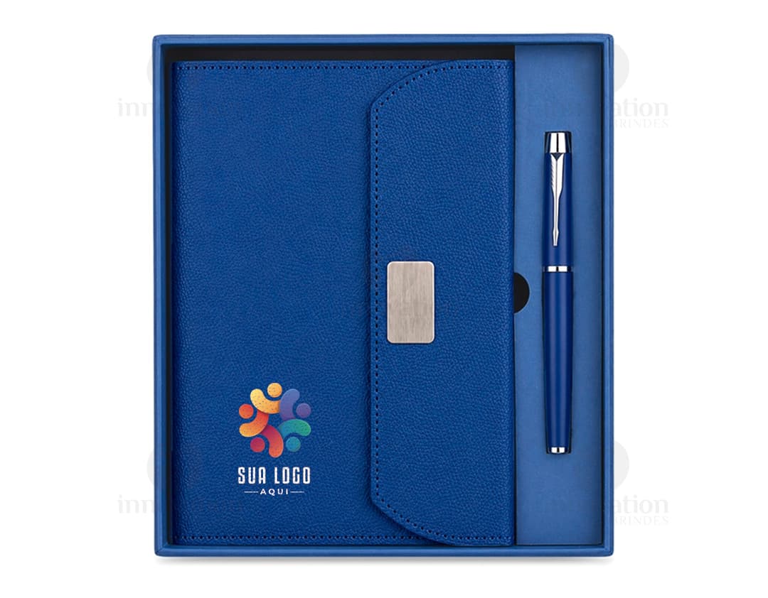 Notebook e binder em couro preto com capa protetora, vazios e prontos para serem preenchidos com informações de negócios. O kit contém um bloco de folhas em branco e um organizador pessoal, perfeito para uso no escritório. O design moderno combina com o aspecto vintage do material em couro marrom, proporcionando um toque elegante ao ambiente de trabalho. Ideal para armazenar documentos, notas, cartões e outros itens de escritório de forma organizada e prática.