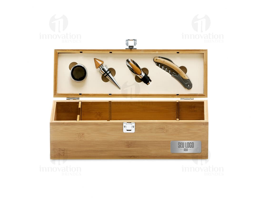 Kit vinho em bambu e zinco contendo 5 peças, incluindo abridor, cortador de lacre, termômetro, tampa e anel.