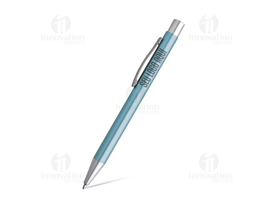 Uma imagem de uma caneta metalizada com escrita de 1,5 km.