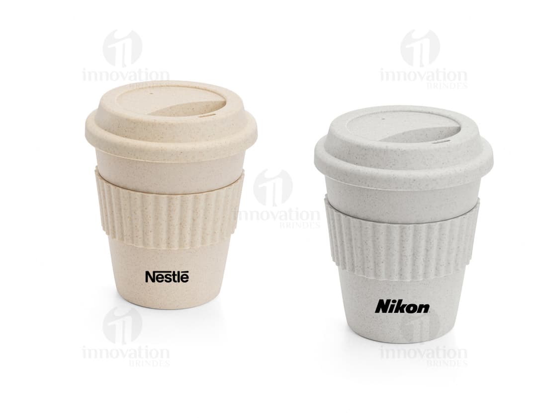 Copo de viagem descartável preto de alta qualidade. Ideal para café, chá ou outras bebidas quentes. Feito de plástico resistente, perfeito para viagens ou trabalho. Prático e econômico. Adquira já o seu! #copodeviagem #brindes #cafeteria #viagem