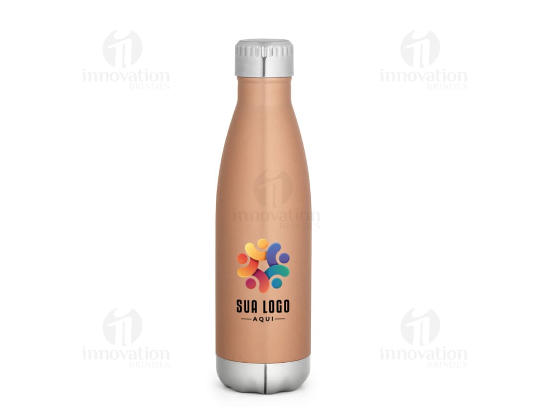 Squeeze Inox com Parede Dupla e Tampa em destaque em meio a uma coleção de garrafas, taças e outros objetos relacionados a bebidas alcoólicas. A imagem destaca a garrafa transparente de inox brilhante com tampa, contra um fundo de reflexos e objetos brilhantes.