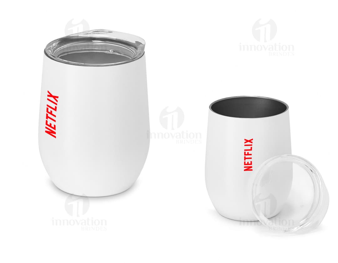 Copo de viagem preto de metal com tampa - ideal para café, chá e outras bebidas quentes ou frias. Perfeito para levar para o trabalho, em viagens ou para o dia a dia. Design moderno e prático, mantendo sua bebida fresca por mais tempo. Adquira o seu agora! #copodeviagem #brindepersonalizado #cafeteria