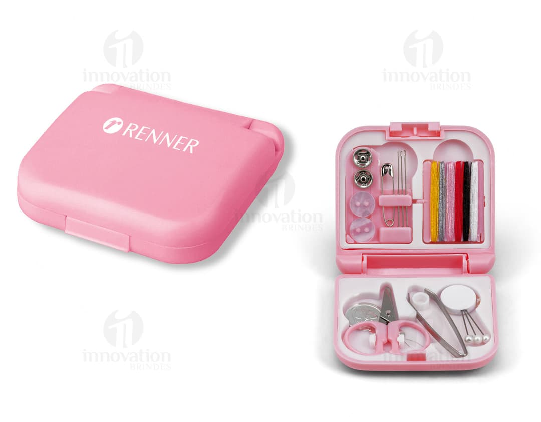 Kit de costura completo com acessórios de alta qualidade e design moderno. Inclui afiador de lápis, borracha, carimbo, botão e muito mais. Ideal para projetos de artesanato e costura. Prático e funcional para todas as suas necessidades. Adquira já o seu!
