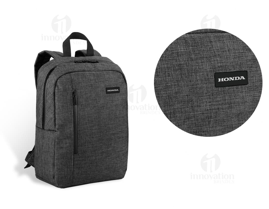 Mochila para notebook em couro marrom vintage, perfeita para viagens de negócios ou passeios. Compartimento acolchoado e amplo espaço de armazenamento. Estilo e elegância em uma única peça. Ideal para quem busca praticidade e sofisticação. Compre já a sua!