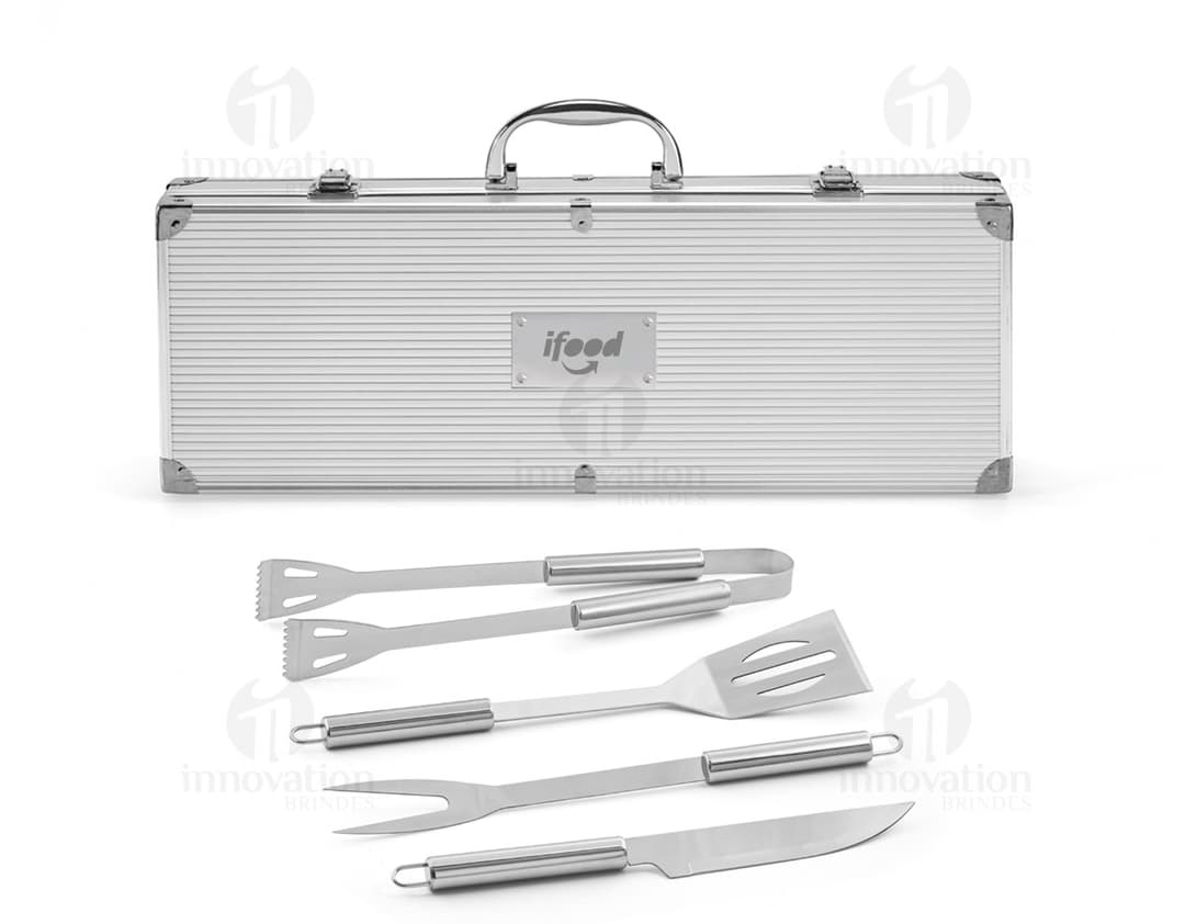 Kit churrasco de aço inoxidável com maleta cromada e alça. Ideal para um churrasco de negócios ou lazer. Mantenha suas ferramentas de churrasco organizadas e prontas para usar. Portable e elegante, este conjunto de churrasco retro é um acessório essencial para qualquer entusiasta de churrasco. Garanta o seu agora!