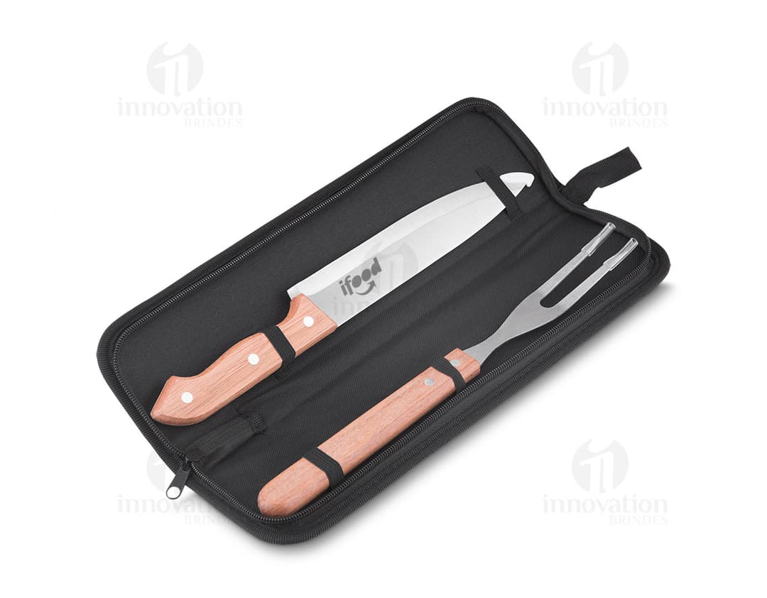 Kit churrasco completo em aço inoxidável, ideal para uso doméstico ou profissional. Acompanha todos os acessórios necessários para um churrasco perfeito. Tenha a melhor ferramenta para suas confraternizações ao ar livre. Garanta já o seu!