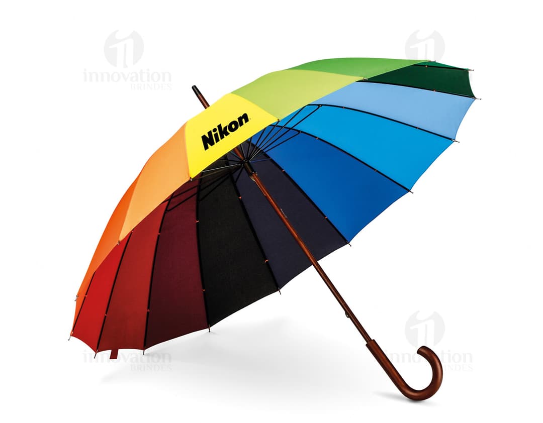 Guarda-chuva com pega de madeira em um design colorido e moderno, representando proteção contra a chuva. O padrão em arco-íris e a forma curva dão um toque criativo e atraente ao objeto. O guarda-chuva é um ícone de sucesso e market na indústria, com um toque de estilo e elegância.