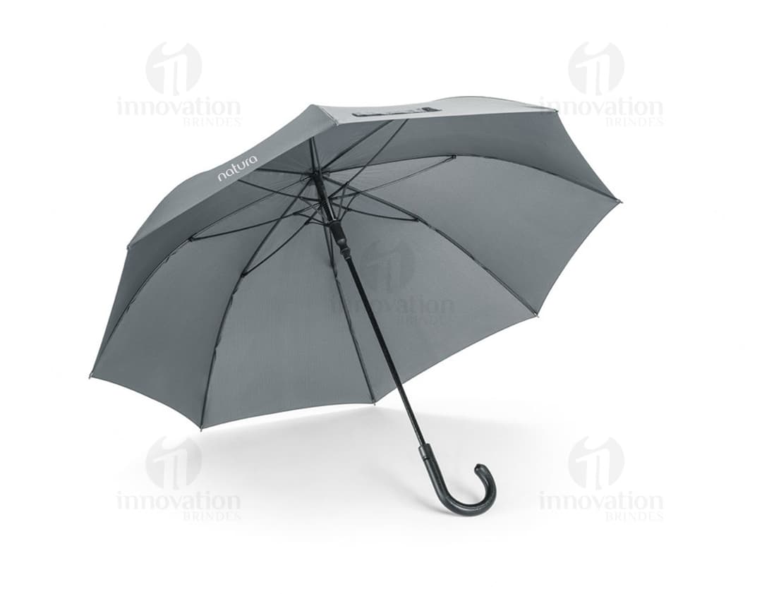 Guarda-chuva preto elegante para proteção contra chuvas e tempestades. Acessório de moda seguro e atraente para dias chuvosos de outono. Adquira já o seu! ??? #guardachuva #proteçãocontraclima #brindes #outono