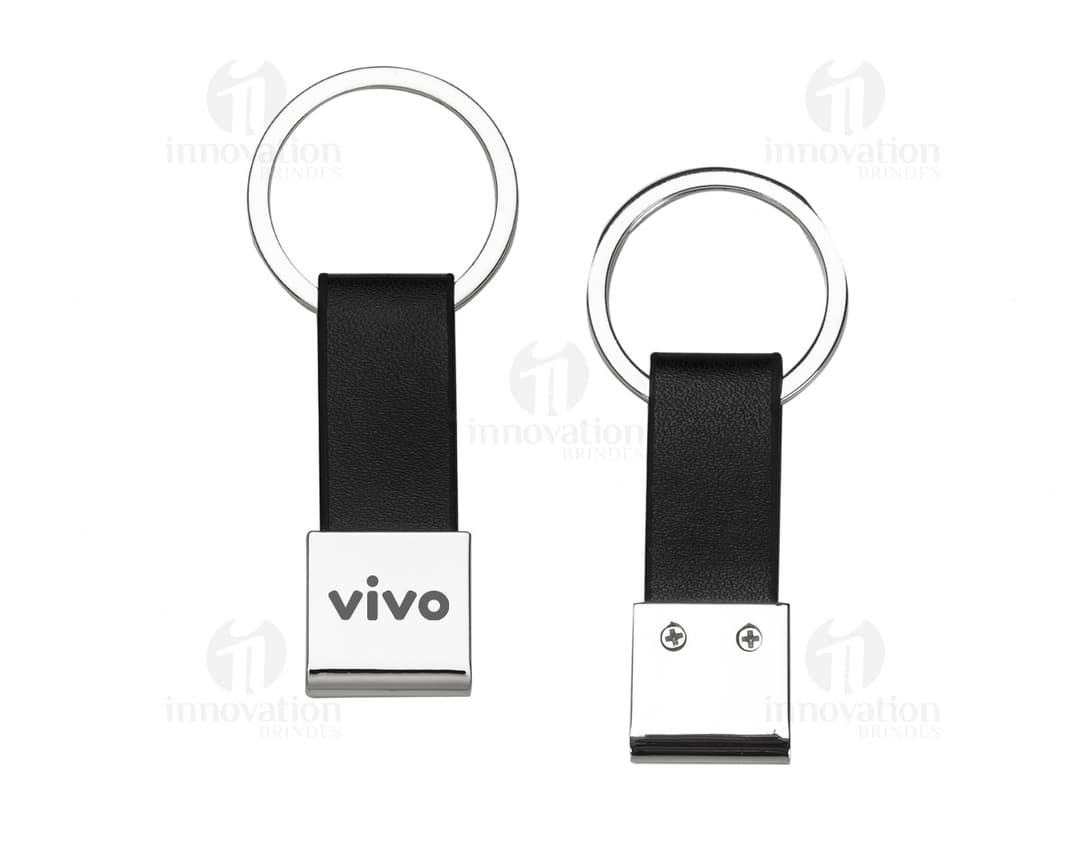 Chaveiro de metal com couro - Acessório elegante para carregar suas chaves com estilo. Feito com materiais de alta qualidade, este chaveiro é perfeito para o dia a dia. Adicione um toque de sofisticação e praticidade ao seu dia a dia com este chaveiro exclusivo. Garanta o seu agora!