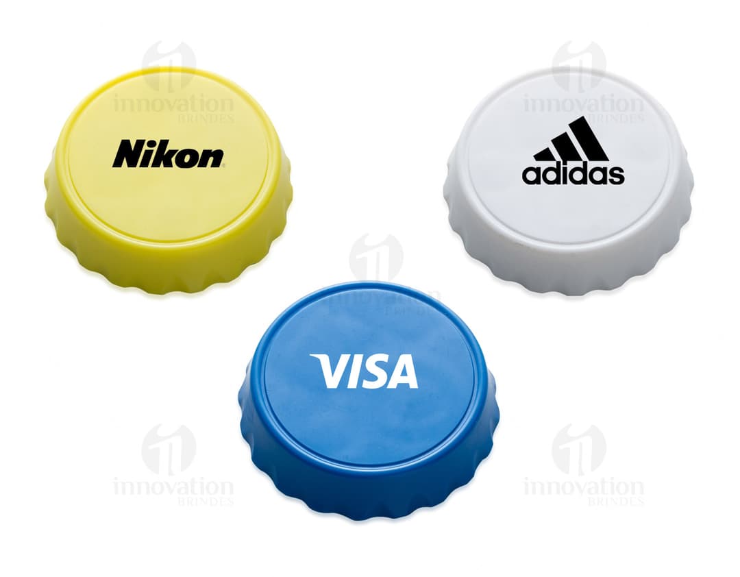 abridor de garrafa com design moderno e botão de abertura fácil. Ideal para brindes corporativos e eventos. Fabricado em metal cromado 3D. Compre já!