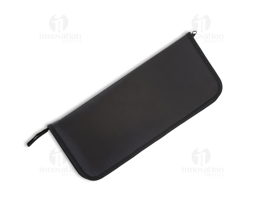 Kit churrasco 7 peças: o acessório essencial para seus momentos de lazer ao ar livre. Este conjunto moderno e prático vem em uma bolsa de couro portátil, ideal para viagens e reuniões em família. Adquira agora o seu kit e torne-se o mestre do churrasco!