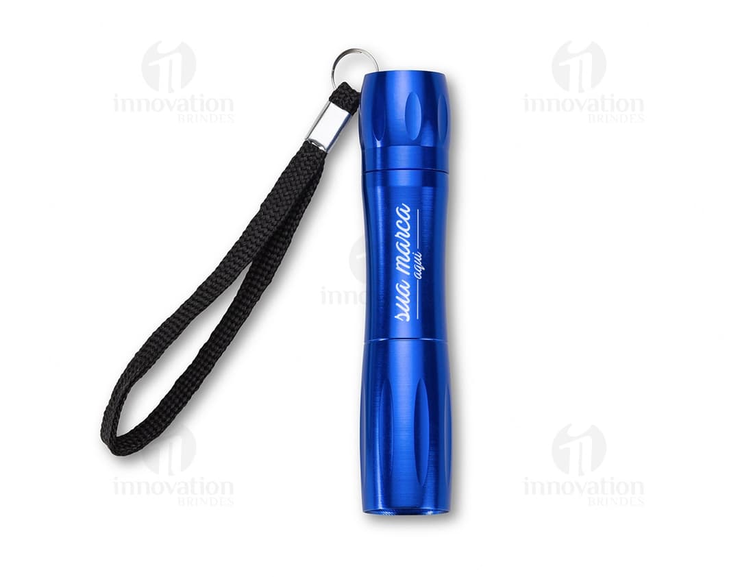 lanterna de metal prateada isolada, perfeita para iluminar seu dia a dia no escritório ou em casa. Um acessório de alta qualidade que garante praticidade e uma luz brilhante onde quer que você esteja. Adquira já a sua e tenha sempre à mão uma fonte de luz confiável e durável.intColores: prata, preto, azul e vermelho. Garanta já a sua lanterna de metal e tenha mais segurança e praticidade no seu dia a dia!