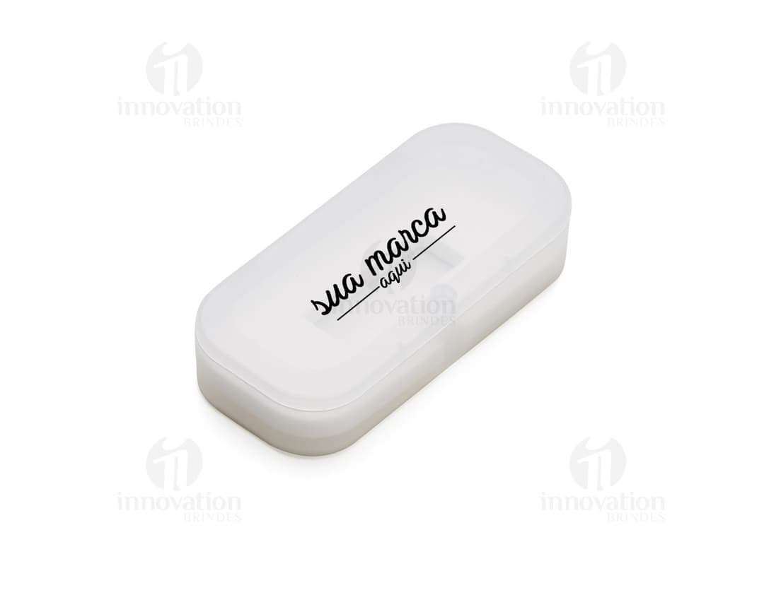 Estojo para Pen Drive Pico - Organize de forma prática e segura o seu dispositivo eletrônico com este estojo. Feito de plástico resistente, garante proteção e praticidade no transporte. Ideal para uso em escritórios, em casa ou em viagens. Adquira o seu agora!