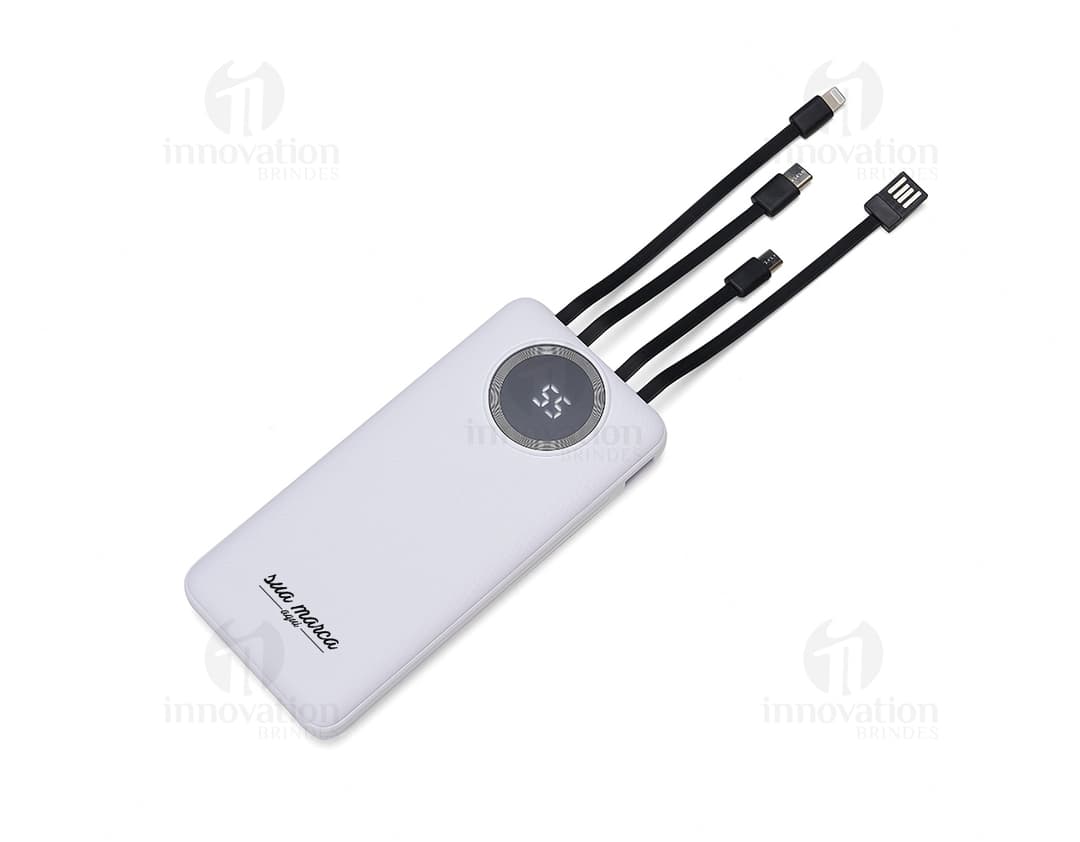 Carregador portátil de 10.000mAh com display, dispositivo eletrônico de metal preto e prateado, equipamento de tecnologia digital para conexão e transferência de dados através de cabo e plug.