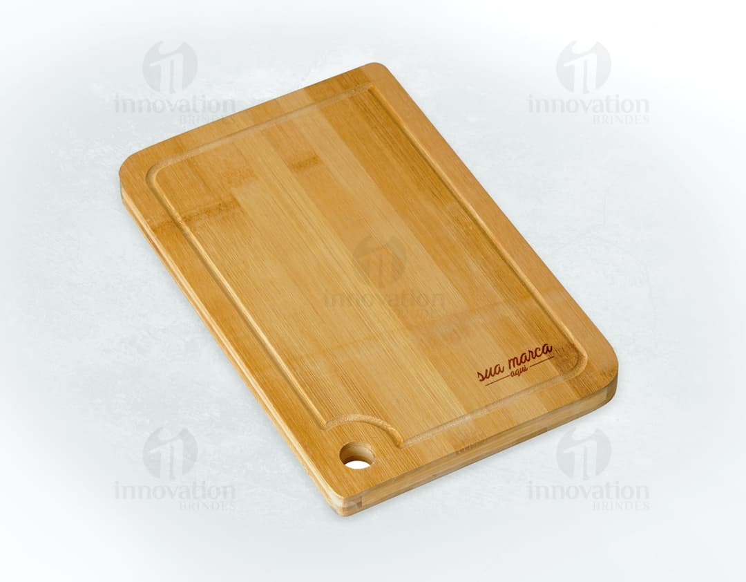 Tábua de churrasco em madeira de pinus de alta qualidade, ideal para cortar e servir carnes. Produto moderno e portátil, perfeito para churrascos em família e amigos. Acompanha ferramentas de aço inox e possui design contemporâneo. Adquira já a sua!