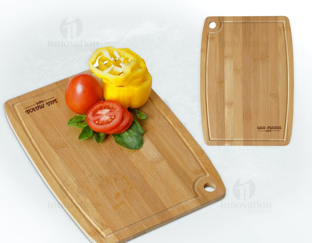 Tábua de churrasco de madeira com faca, ideal para preparar deliciosas refeições saudáveis. Com design tradicional e folha de manjericão, a tábua é perfeita para cortar ingredientes frescos e nutritivos. Aproveite o almoço ou jantar de forma saudável. ¡Adquira já a sua!