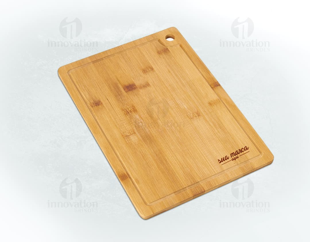 Tábua de corte de madeira marrom com canaleta, textura e padrão vintage. Feita de material antigo, com acabamento áspero e vazio. Ideal para uso na cozinha, com detalhes em grãos de madeira e design retro.