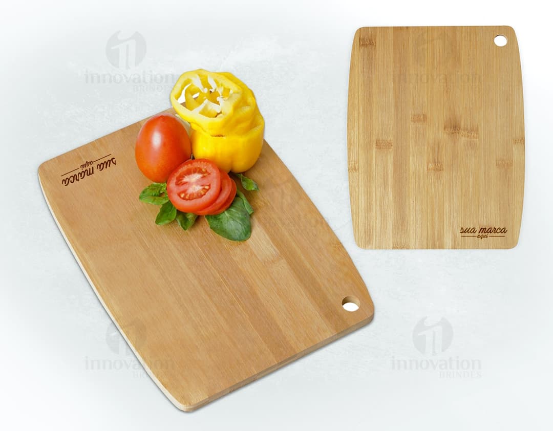 Tábua de corte de madeira com acesso a gancho, com legumes frescos como tomate, pimentão, cebola, alho, abóbora, alface, salsa e pepino. Ingredientes saudáveis e coloridos dispostos em cima da tábua, prontos para serem preparados em uma refeição gourmet e saudável.