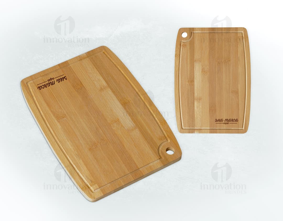 Tabua de corte de bambu com canaleta, em um ambiente rustico e antigo, feita de madeira e papelão, com textura vintage e design retro.