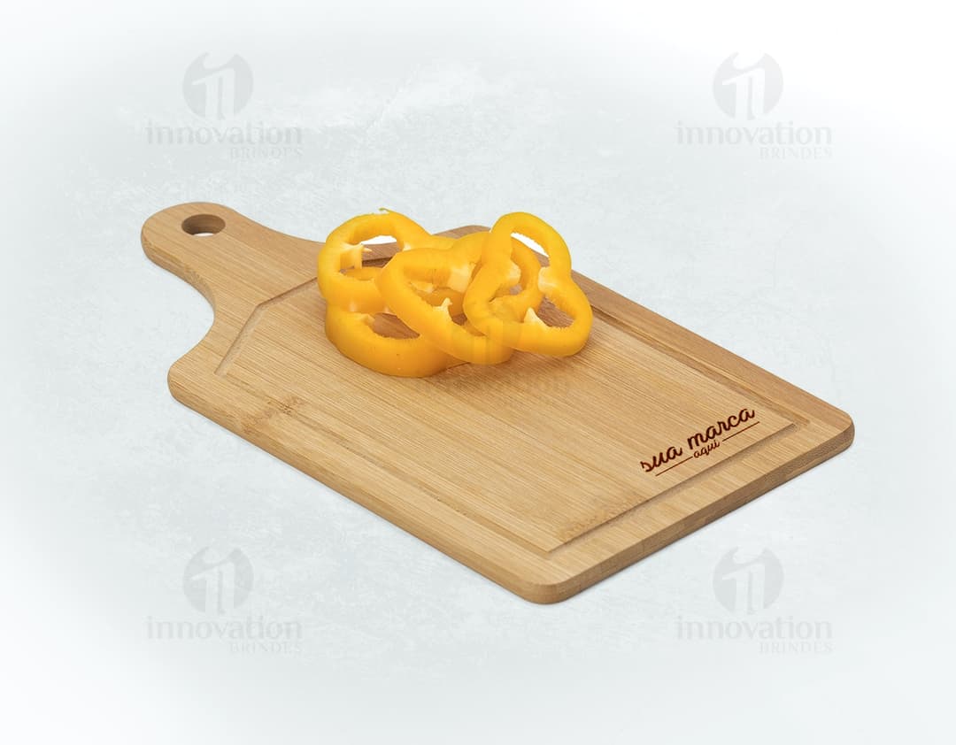 A tábua de churrasco é o item essencial para suas reuniões com amigos e familiares! Feita em madeira de qualidade, é perfeita para cortar e servir carnes de forma prática e elegante. A peça traz um toque rústico e sofisticado ao seu churrasco, garantindo momentos inesquecíveis. Adquira já a sua!