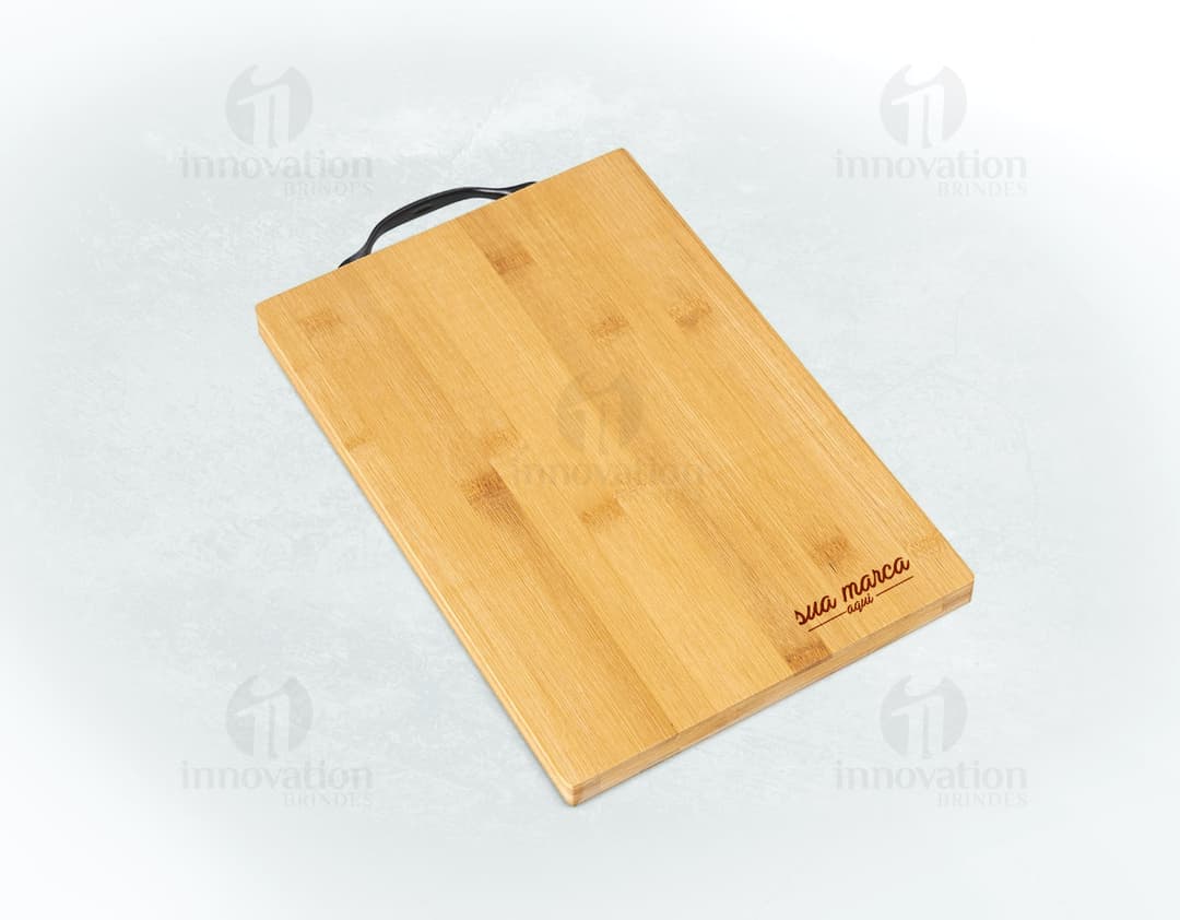 Tábua de churrasco em madeira vazia sobre uma mesa de escritório. Ideal para personalização de brindes corporativos. Perfeita para eventos de negócios e presentes personalizados. Adicione sua marca e se destaque!