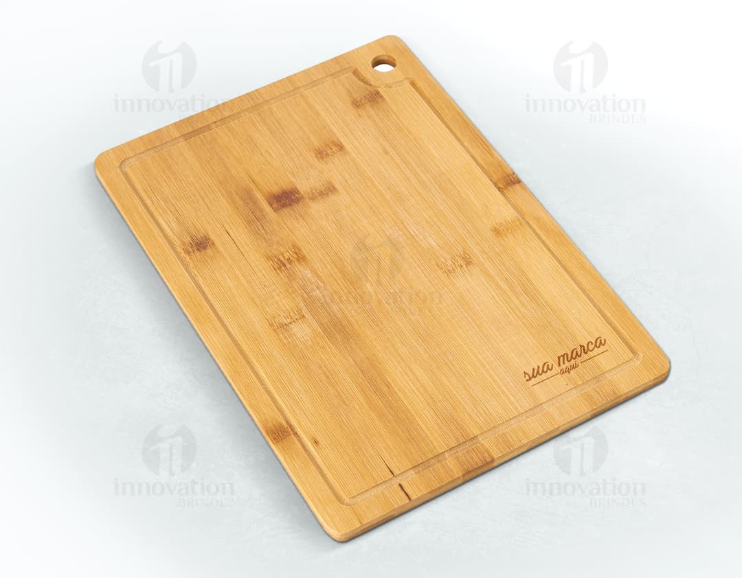 Tábua de churrasco de madeira retro vazia sobre uma mesa quadrada. Perfeita para um momento de lazer em família. Design contemporâneo e tradicional para um churrasco perfeito. Ideal para escrever e cortar carnes. Adquira já a sua!