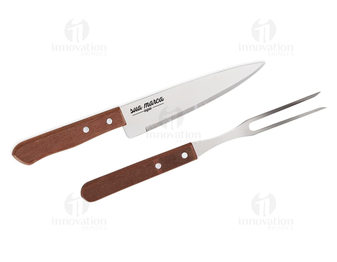 Kit churrasco 2 peças de aço inoxidável - utensílios de qualidade para um churrasco perfeito. Garfos, facas e espátulas com design moderno. Acesse já!