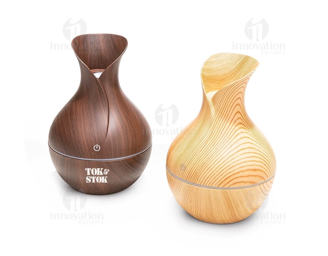 Umidificador com LED - o toque perfeito para deixar o ambiente mais agradável e saudável. Feito à mão com cerâmica tradicional, este conjunto de utensílios de cerâmica e madeira é ideal para adicionar um toque de design ao seu espaço. Com design isolado e moderno, este umidificador é perfeito para manter o ar do ambiente fresco e úmido. Adicione um toque artesanal e elegante à sua área de trabalho ou cozinha com este conjunto de cerâmica e madeira. Ideal para aqueles que procuram uma solução de qualidade e estilo para purificar e umidificar o ar.