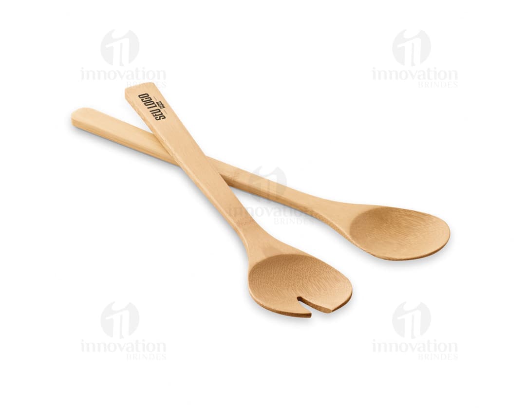 Conjunto de 2 talheres para salada em aço inoxidável, com cabos de madeira clara e design elegante.