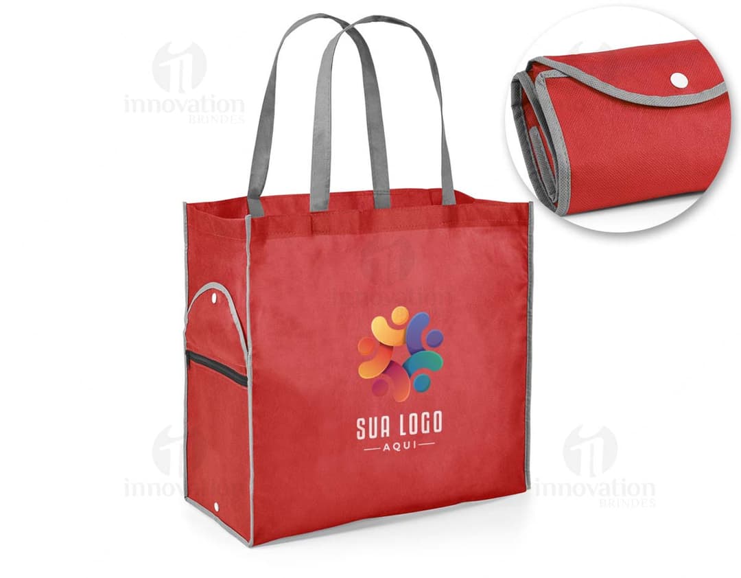 Sacola dobrável de couro preto elegante, com alça de metal e fecho de zíper. Ideal para compras e viagens, sendo um acessório de moda moderno e prático.