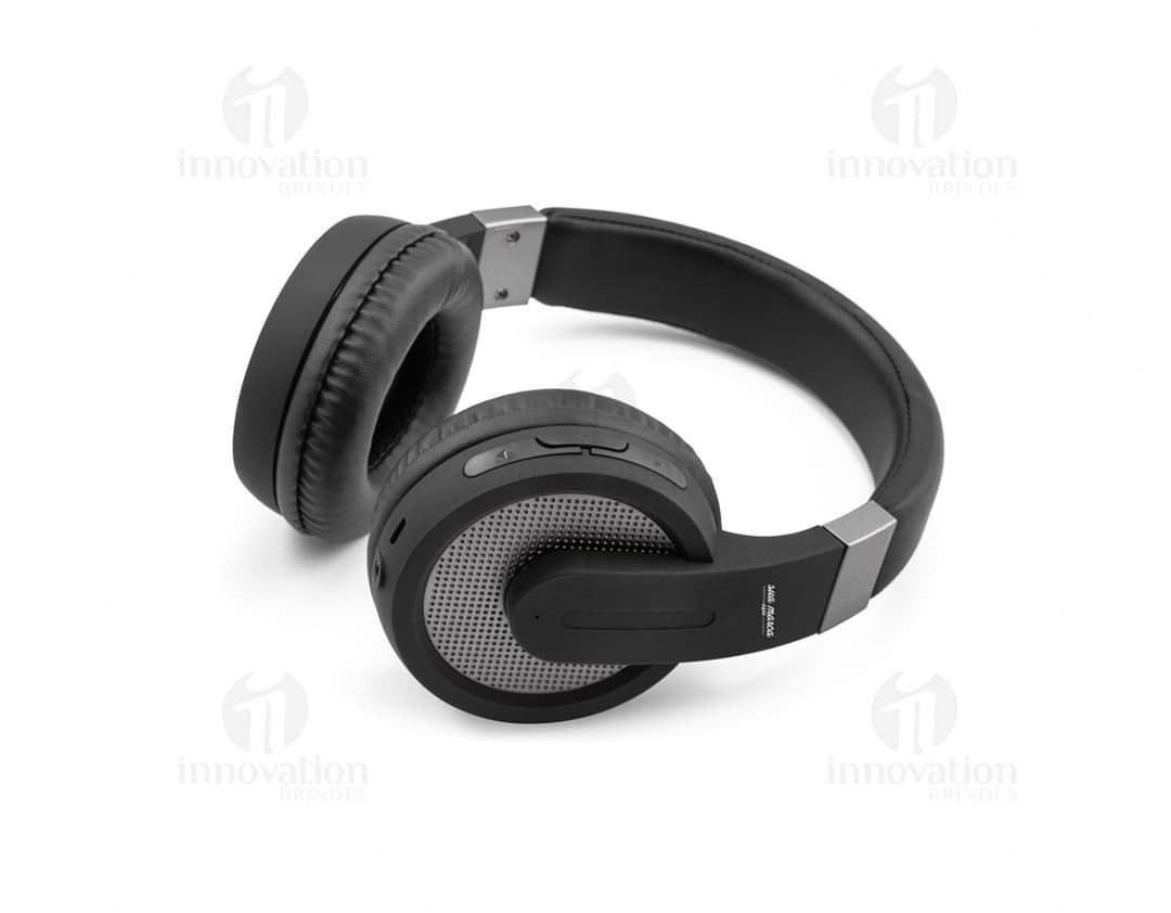 Fones de ouvido modernos em metal prateado e preto, com tecnologia Bluetooth 5.0 e microfone integrado. A imagem mostra um único fone de ouvido segurado por uma mão masculina, com detalhes em cromo, design elegante e aparência profissional.