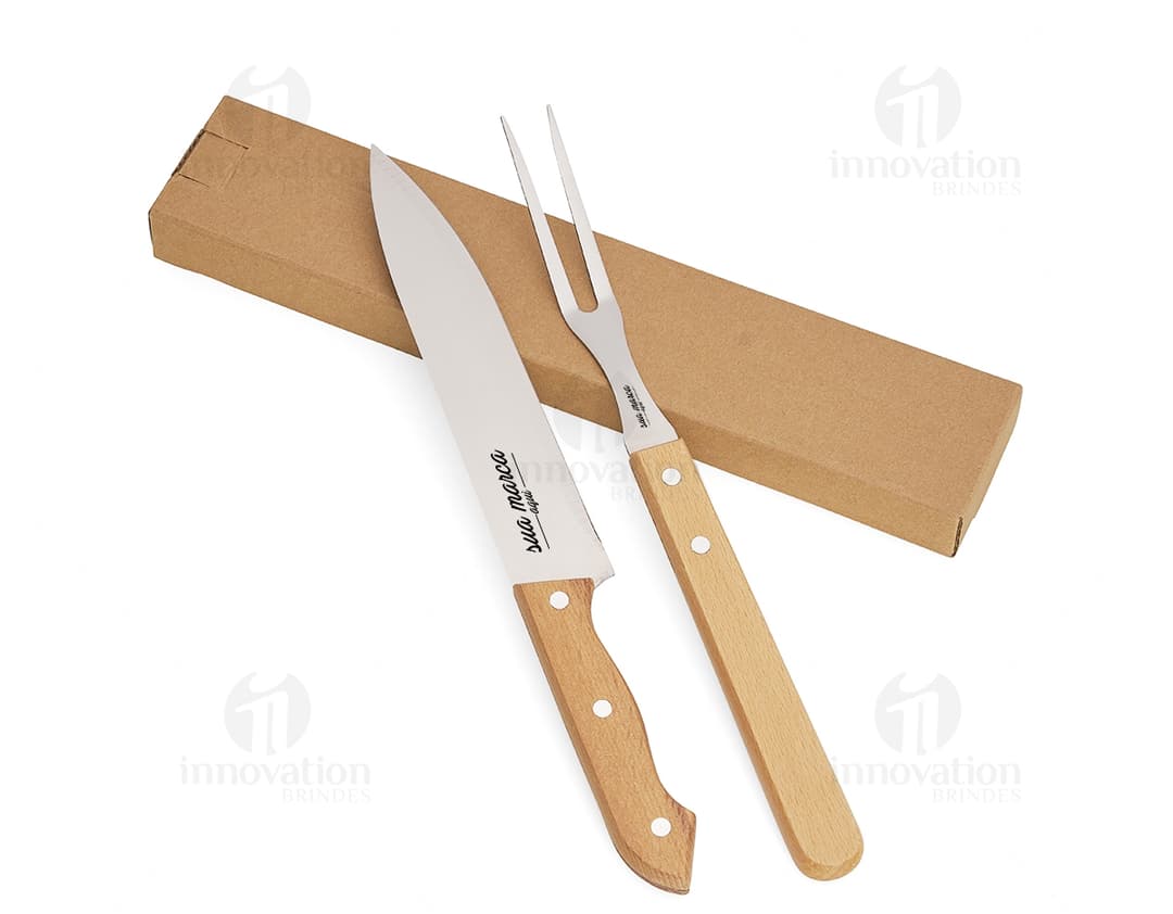 Kit churrasco 2 peças de qualidade em inox, ideal para preparar deliciosas refeições ao ar livre. Com faca e garfo, este conjunto é perfeito para qualquer amante de churrasco. Aproveite! #churrasco #kit #inox #facaeGarfo #churrasqueira