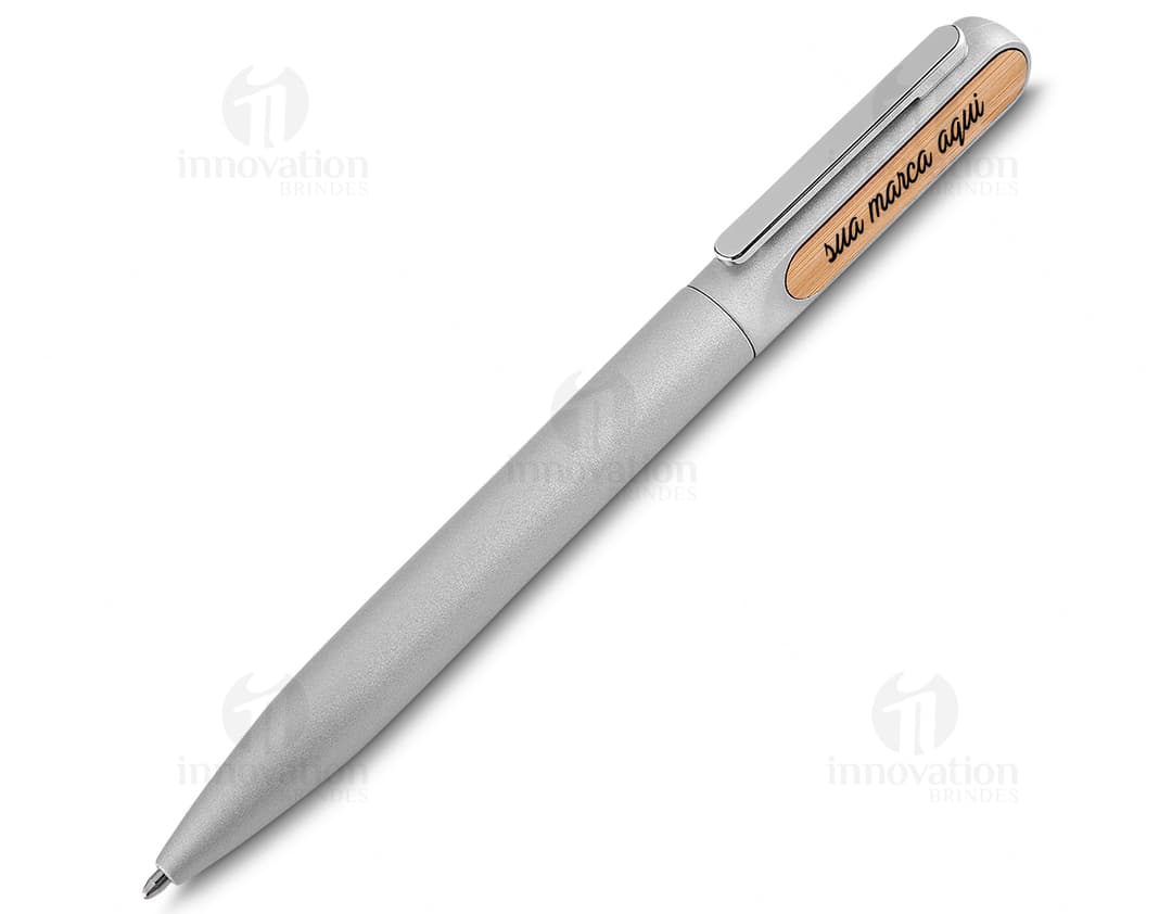 Caneta de metal com lâmina afiada e cabo em plástico cromado. Ideal para assinar documentos e uso no escritório. Instrumento metálico de alta qualidade, resistente e durável. Com design moderno e elegante, esta caneta é perfeita para presentear. Adquira já a sua!