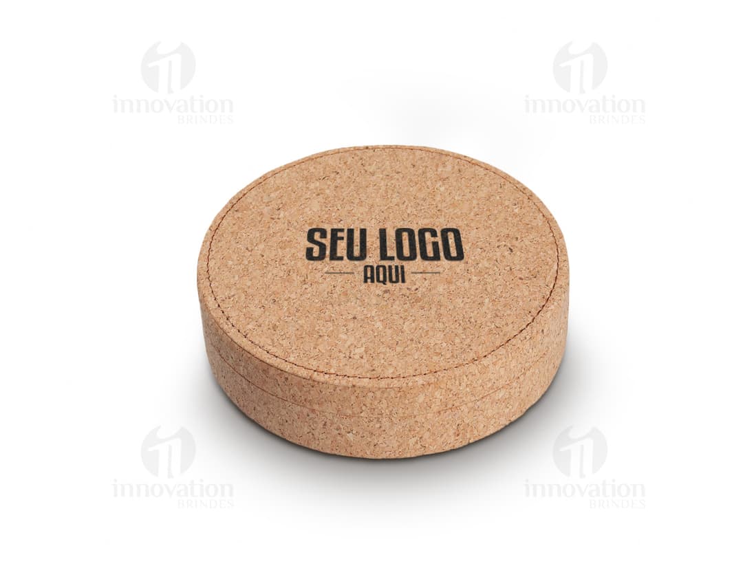 Kit vinho premium em embalagem elegante e charmosa. Ideal para presentear ou impressionar em eventos especiais. Composto por um abridor de garrafas, cortador de cápsulas, tampão de borracha e anel anti-gotas. Design sofisticado e funcional, perfeito para amantes da enologia. Adquira já o seu e desfrute de momentos inesquecíveis. Ideal para brindes corporativos e celebrações. Garanta o seu kit vinho completo e elegante agora mesmo!