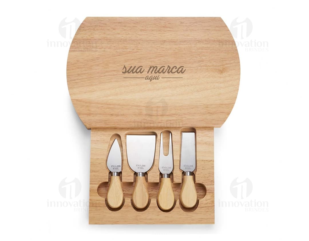 Kit queijo 5 peças de madeira para cozinha. Conjunto de utensílios de cozinha isolados: espátula, faca, garfo. Perfeito para servir queijos na mesa da família. Qualidade e praticidade para suas refeições.