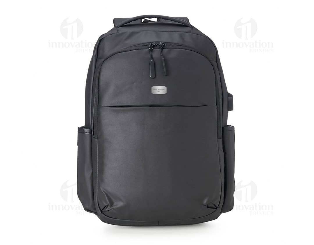 Mochila em couro sintético, ideal para viagens a trabalho ou lazer. Resistente, com alça ajustável e diversos compartimentos, perfeita para quem busca estilo e praticidade. Leve seus pertences com segurança e elegância!