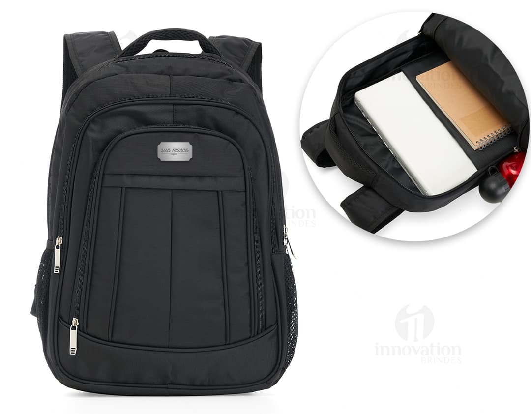 Mochila para notebook em couro moderna e elegante. Ideal para manter seus equipamentos seguros e organizados. Design contemporâneo com alça e zíper, perfeita para os negócios. Prática e estilosa, essa bolsa é o acessório perfeito para o dia a dia.