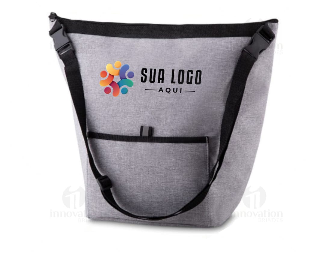 Bolsa Térmica Fashion Isolada - Design Moderno e Elegante para Todas as Ocasiões. Feita em Algodão de Alta Qualidade, essa bolsa é ideal para manter seus alimentos frescos enquanto você está em movimento. Perfeita para compras, passeios em família ou para levar para o trabalho. Adquira já a sua e tenha estilo, conforto e praticidade em um único acessório. Aproveite!
