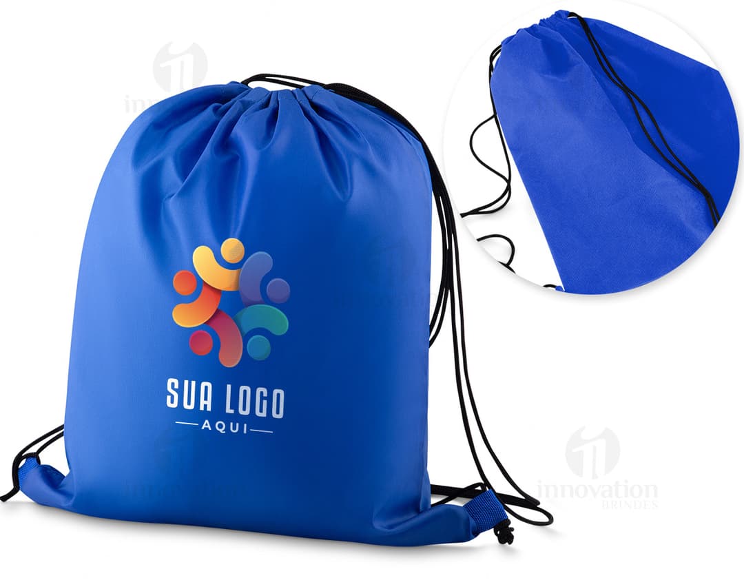 Sacola mochila nylon 210gr sobre um fundo branco, com um notebook, torradeira, papel em branco e outros objetos de cozinha e escritório ao redor. A imagem possui um design 3D e é ideal para representar negócios, presentes, comunicação e vendas.