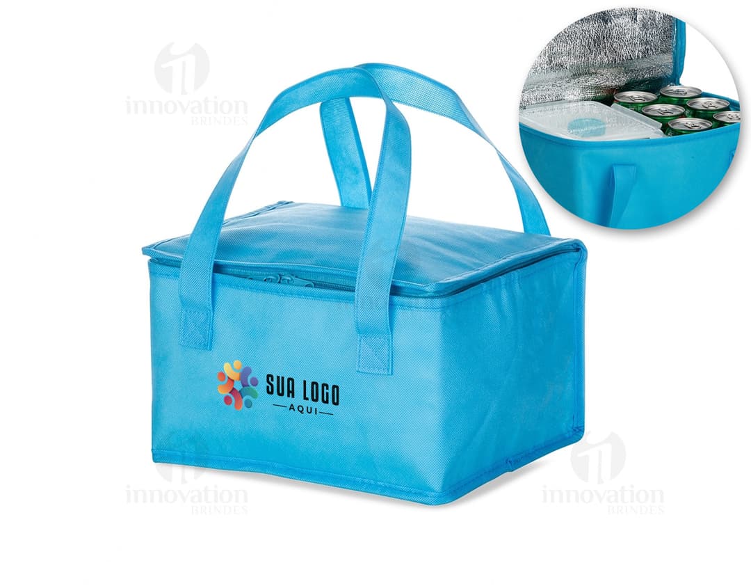 Bolsa térmica de 10 litros feita de TNT com manta térmica. A bolsa possui alça para transporte, é vazia, amarela, elegante, moderna, e pode ser utilizada para manter alimentos ou bebidas na temperatura adequada. Ideal para compras, presentes ou uso pessoal.