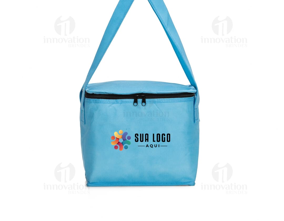 Bolsa térmica de 8,5 litros para manter suas bebidas e alimentos sempre frescos. Feita em couro legítimo, proporciona glamour e luxo ao seu dia a dia. Perfeita para quem busca praticidade e estilo. Aproveite nossa promoção e garanta já a sua!