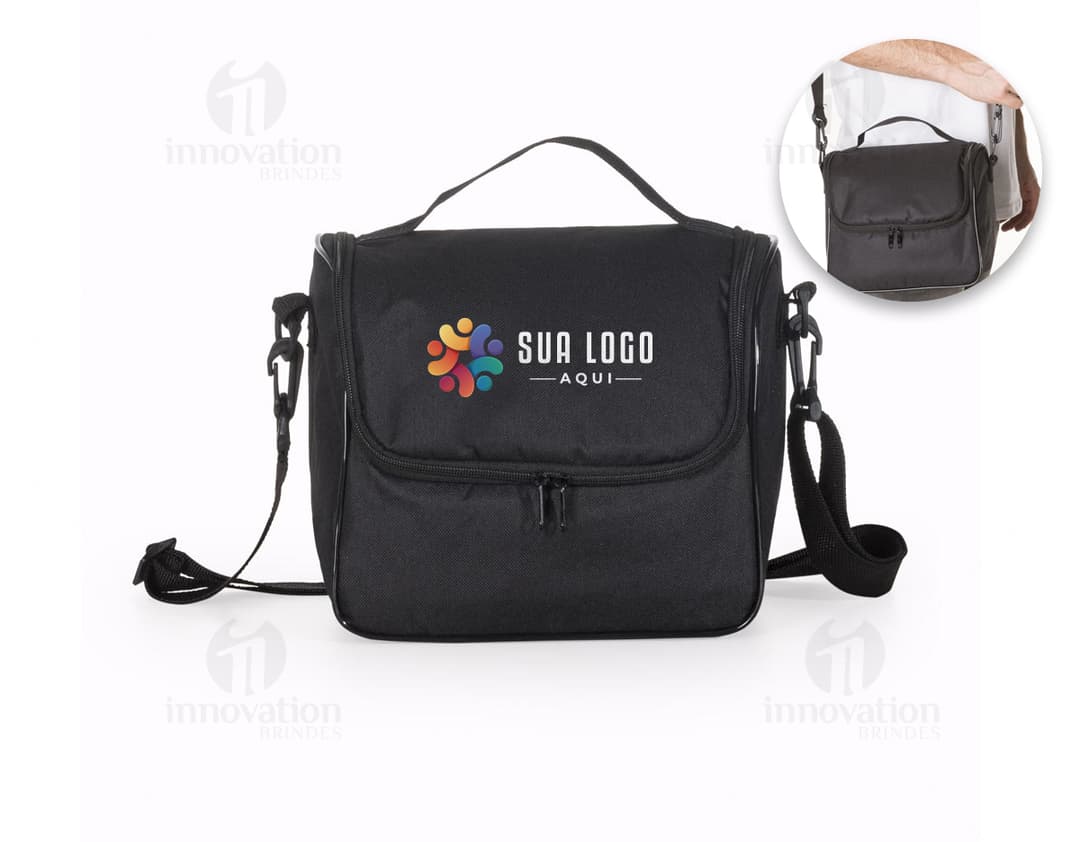 Bolsa térmica 8,5 litros em couro moderna e prática. Ideal para manter seus alimentos e bebidas na temperatura ideal durante suas viagens, picnics ou passeios. Com alça e alça de ombro ajustável para facilitar o transporte. Essencial para quem busca praticidade e estilo. Adquira já a sua na nossa loja online de brindes personalizados.