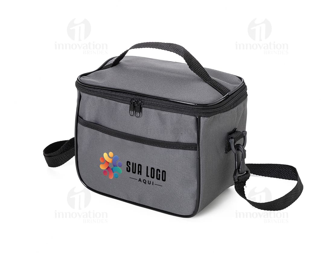 Bolsa térmica de 6 litros com bolsos, alça, gancho, fabricada em material metálico resistente. Ideal para armazenar alimentos e bebidas de forma segura durante viagens ou no trabalho. Cor preta e design moderno.