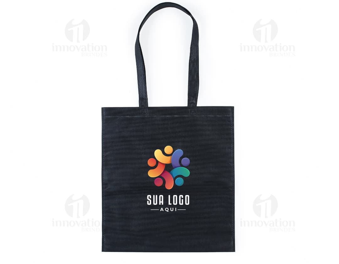 Sacola TNT - Ideal para compras no shopping, esta sacola resistente e estilosa é perfeita para quem busca praticidade e estilo. Com design moderno e espaço amplo, é perfeita para carregar suas compras com conforto e segurança. Garanta já a sua!