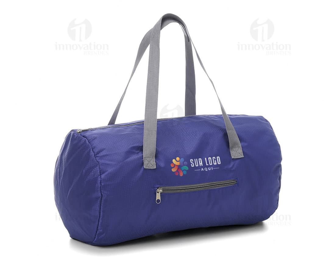 Bolsa impermeável em couro genuíno, com alça ajustável e detalhes em fivela. Ideal para viagens e compras, proporcionando glamour e praticidade. Moderna e elegante, é o acessório perfeito para o dia a dia. Adquira já a sua!
