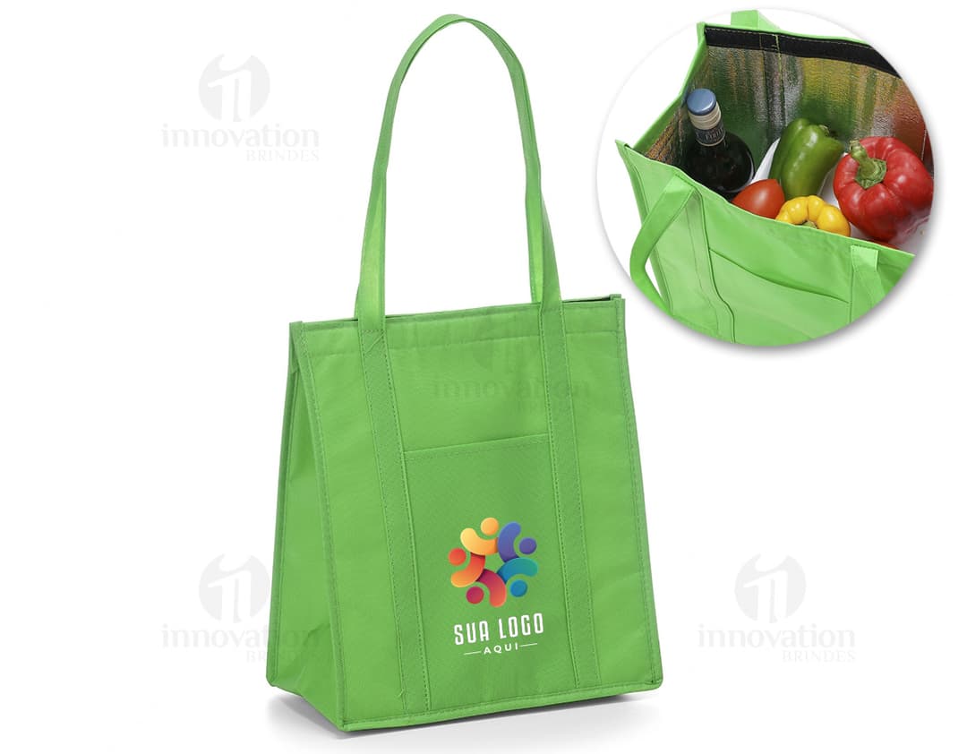 Sacola TNT térmica de 18 litros para compras no shopping. Aproveite a promoção de vendas e garanta já a sua! Ideal para carregar suas compras e manter tudo fresco. Feita com material resistente e com alça confortável para transportar. A melhor opção para quem busca praticidade e estilo na hora das compras. Aproveite esta embalagem isotérmica para presentear alguém especial. Compre agora e garanta esse item exclusivo para suas compras diárias.