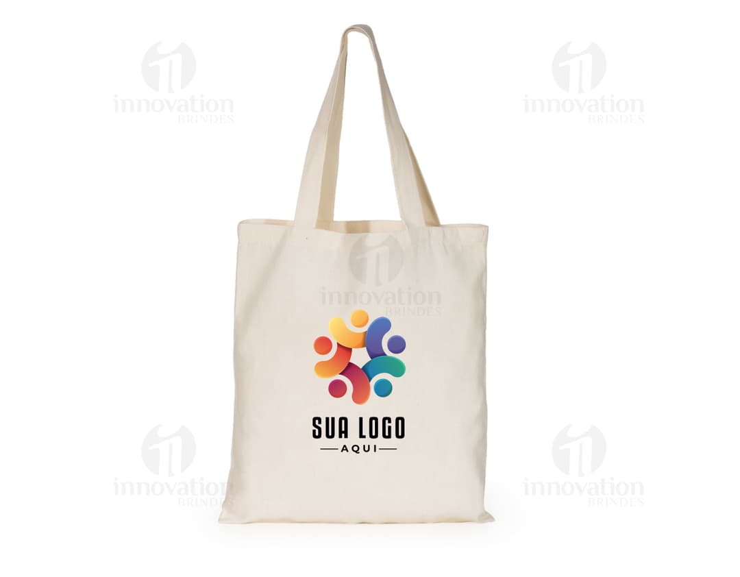 Sacola de Algodão - Ideal para presentes e compras, essa sacola de algodão é perfeita para quem busca praticidade e estilo. Feita com material durável e sustentável, é a opção perfeita para quem busca uma alternativa ecológica para suas compras. Garanta a sua agora mesmo e faça suas compras de forma consciente e charmosa. Confira!