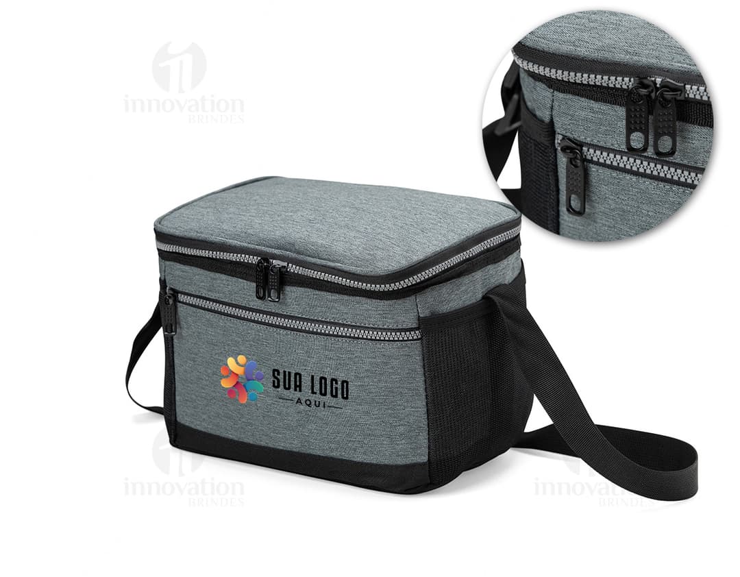 Bolsa térmica 10 litros preta, ideal para transportar seus alimentos com praticidade e estilo. Fabricada em material resistente, mantém a temperatura dos alimentos por mais tempo. Perfeita para viagens, passeios e até para o dia a dia. Garanta já a sua!