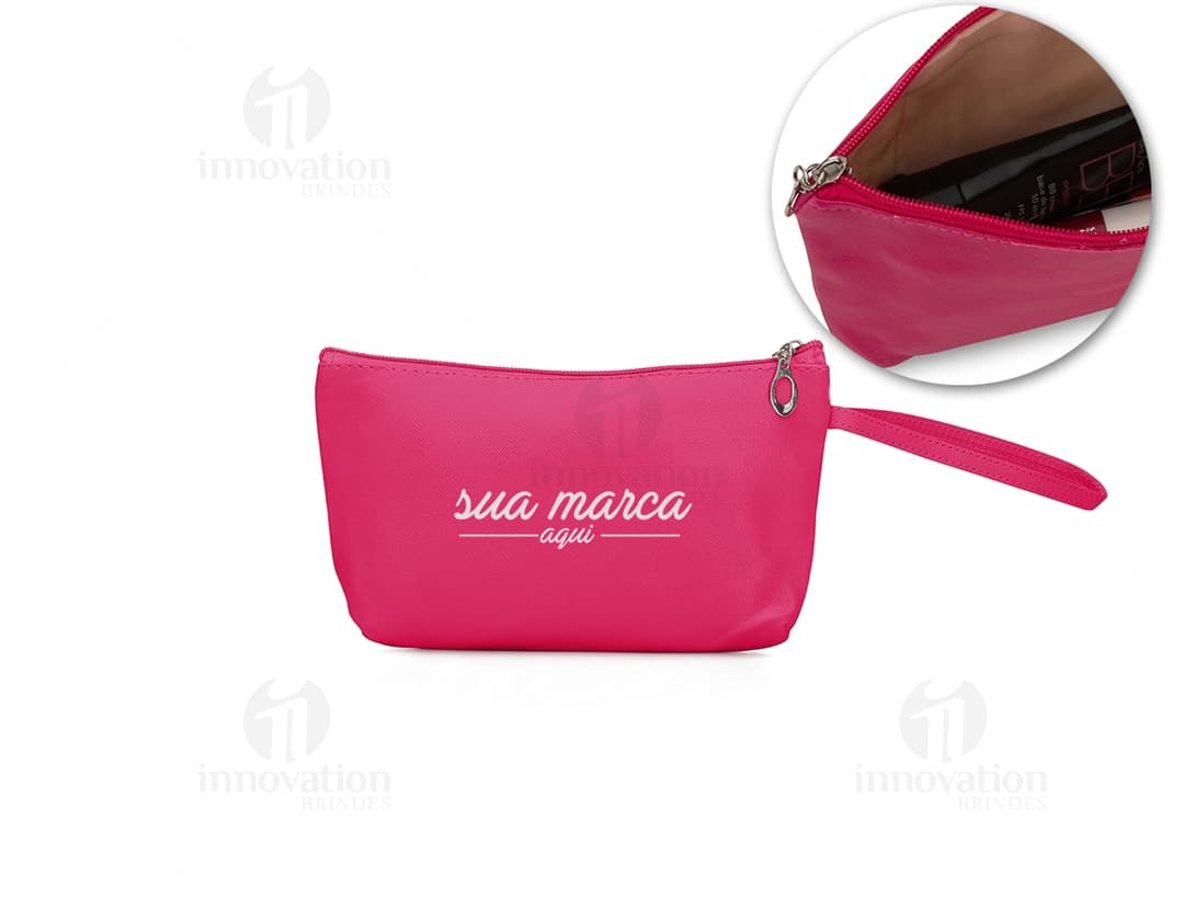 Nécessaire PVC Impermeável - Ideal para quem deseja estar sempre elegante e organizado. Perfeito para levar seus itens essenciais com muito estilo e praticidade. Confeccionado em material resistente, com design moderno e alça para facilitar o transporte. Adquira já o seu!