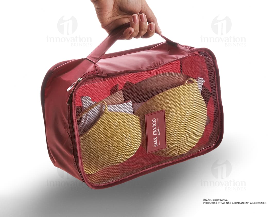 Kit nécessaire 6 peças em couro marrom, perfeito para viagens e organização pessoal. Acessório moderno e elegante, ideal para mulheres e homens que buscam praticidade com estilo. Aproveite a promoção de lançamento e garanta já o seu!